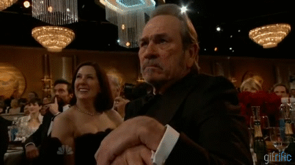 Zoom sur Tommy Lee Jones, ému à une cérémonie de remise des golden globes.