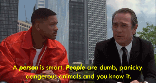 Extrait de Men in Black où Jones dit à Will Smith 'A person is smart, people are dumb, panicky, dangerous animals and you know it.'