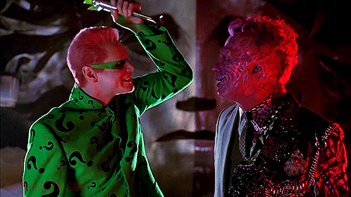 Extrait de Batman Forever où l'homme mystère colle un machin à rayons lasers sur la tête de Double Faces