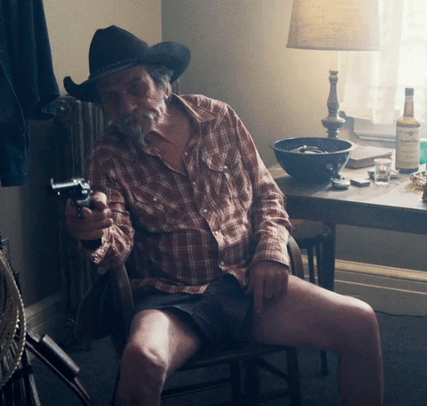 Extrait de The Comeback Trail où Jones en vieux cow-boy en slip agite un flingue assis à son bureau.