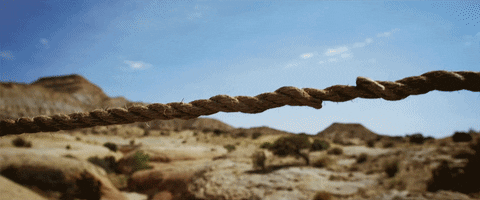 Extrait de The Comeback Trail où Jones est sur un pont de corde en train de s'écrouler au milieu d'un ravin.